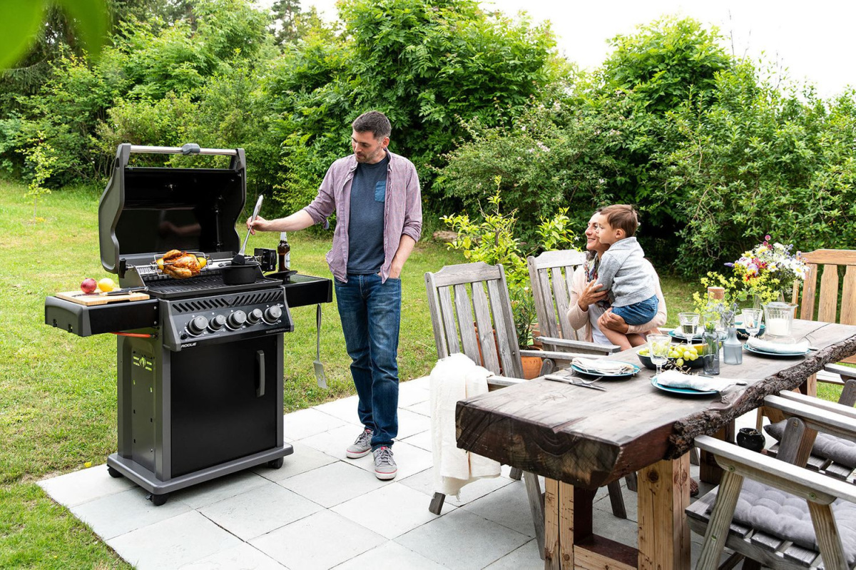 Grill gazowy Napoleon Rogue 425 z palnikiem bocznym, tylnym i rożnem Grill gazowy Napoleon Rogue 425 z palnikiem bocznym, tylnym i rożnem