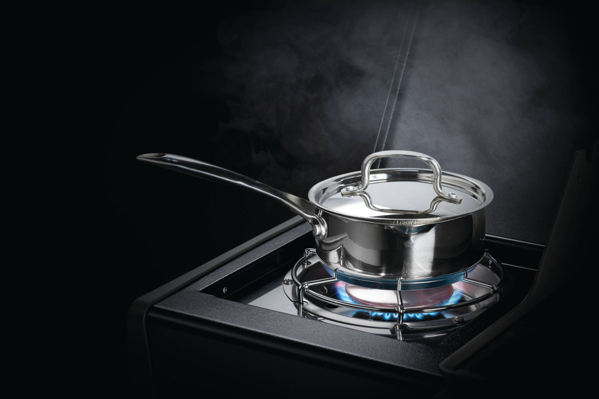 Grill gazowy Napoleon Rogue 425 z palnikiem bocznym, tylnym i rożnem Grill gazowy Napoleon Rogue 425 z palnikiem bocznym, tylnym i rożnem
