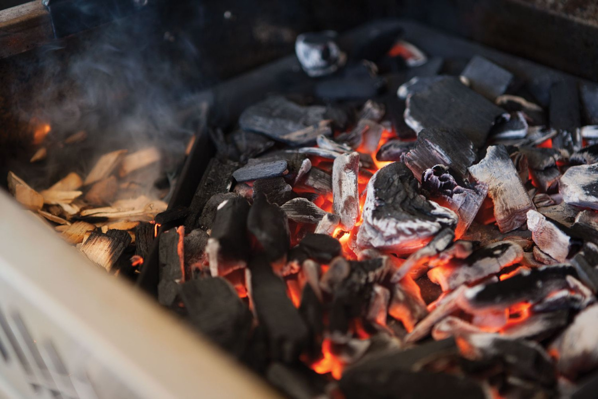 Żeliwna taca do grilli gazowych na węgiel drzewny i zrębki wędzarnicze Żeliwna taca do grilli gazowych na węgiel drzewny i zrębki wędzarnicze