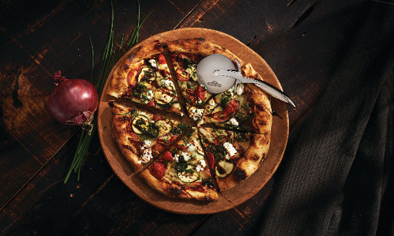 Pizza z grilla - jakie akcesoria pomogą Ci w przygotowaniu idealnej pizzy?